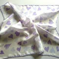 FEHÉR SELYEMKENDŐ LILA SZÍVECSKÉKKEL