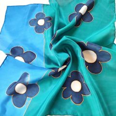 Türkiz selyemkendő kék virágokkal