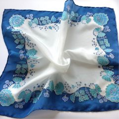   FEHÉR SELYEMKENDŐ KÉK KALOCSAI VIRÁGOKKAL, KÉK SZEGÉLLYEL