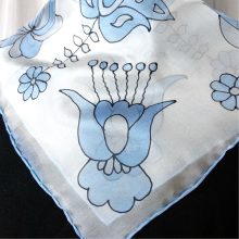 FEHÉR SELYEM GAVROCHE KÉK MATYÓ MINTÁVAL