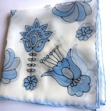 FEHÉR SELYEM GAVROCHE KÉK MATYÓ MINTÁVAL