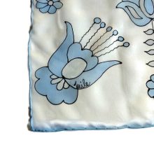 FEHÉR SELYEM GAVROCHE KÉK MATYÓ MINTÁVAL