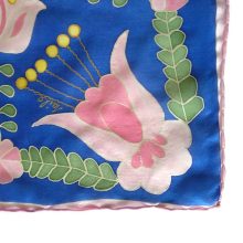 KÉK SELYEM GAVROCHE MATYÓ MINTÁVAL