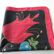 FEKETE SELYEMKENDŐ  PIROS TULIPÁNOKKAL