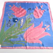 KÉK SELYEMKENDŐ RÓZSASZÍN TULIPÁNOKKAL