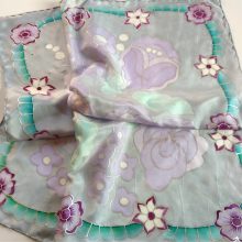 SZÜRKE SELYEMKENDŐ KALOCSAI VIRÁGOKKAL