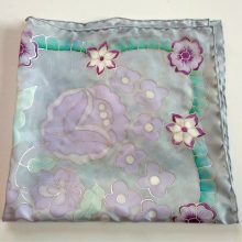 SZÜRKE SELYEMKENDŐ KALOCSAI VIRÁGOKKAL