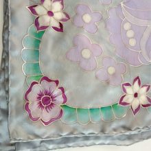 SZÜRKE SELYEMKENDŐ KALOCSAI VIRÁGOKKAL