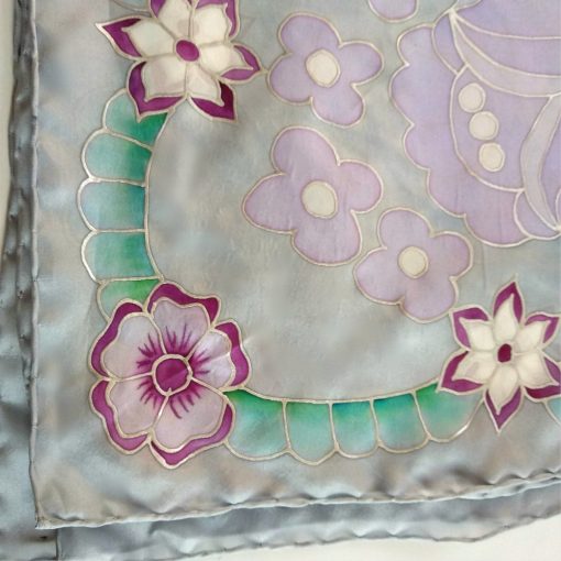 SZÜRKE SELYEMKENDŐ KALOCSAI VIRÁGOKKAL