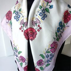   FEHÉR SELYEMKENDŐ KALOCSAI MINTÁVAL, RÓZSASZÍN SZEGÉLLYEL