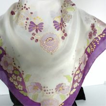 KALOCSAI MINTÁS SELYEM CARÉ SÖTÉTLILA SZEGÉLLYEL