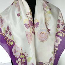 KALOCSAI MINTÁS SELYEM CARÉ SÖTÉTLILA SZEGÉLLYEL