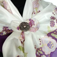 KALOCSAI MINTÁS SELYEM CARÉ SÖTÉTLILA SZEGÉLLYEL