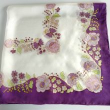 KALOCSAI MINTÁS SELYEM CARÉ SÖTÉTLILA SZEGÉLLYEL