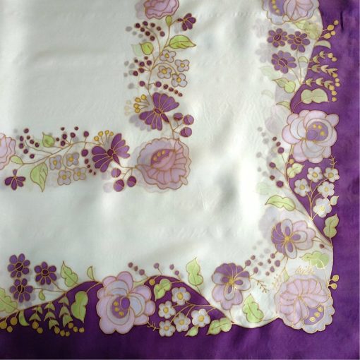 KALOCSAI MINTÁS SELYEM CARÉ SÖTÉTLILA SZEGÉLLYEL