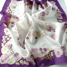 KALOCSAI MINTÁS SELYEM CARÉ SÖTÉTLILA SZEGÉLLYEL