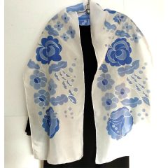 FEHÉR SELYEMSÁL VILÁGOSKÉK KALOCSAI MINTÁVAL