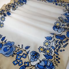   FEHÉR SELYEMSÁL KÉK KALOCSAI VIRÁGOKKAL, DRAPP SZEGÉLLYEL