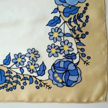 FEHÉR SELYEMSÁL KÉK KALOCSAI VIRÁGOKKAL, DRAPP SZEGÉLLYEL