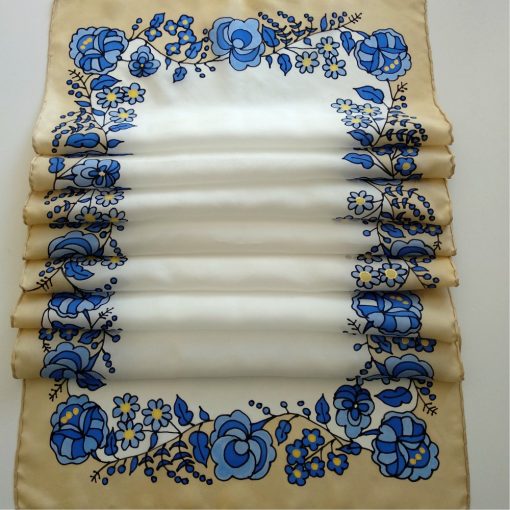 FEHÉR SELYEMSÁL KÉK KALOCSAI VIRÁGOKKAL, DRAPP SZEGÉLLYEL