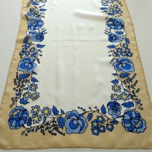 FEHÉR SELYEMSÁL KÉK KALOCSAI VIRÁGOKKAL, DRAPP SZEGÉLLYEL