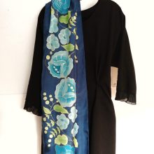 HOSSZÚ SÖTÉTKÉK SELYEMSÁL KALOCSAI MINTÁVAL