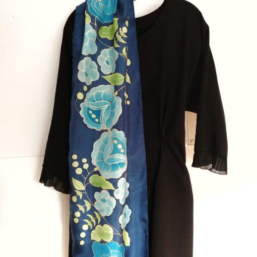 HOSSZÚ SÖTÉTKÉK SELYEMSÁL KALOCSAI MINTÁVAL