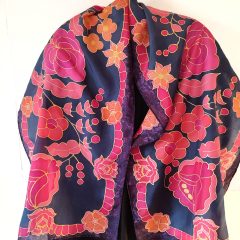 Sötétkék selyemsál pink kalocsai virágokkal