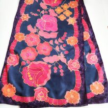Sötétkék selyemsál pink kalocsai virágokkal