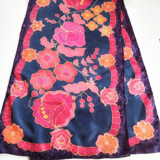 Sötétkék selyemsál pink kalocsai virágokkal