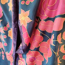 Sötétkék selyemsál pink kalocsai virágokkal