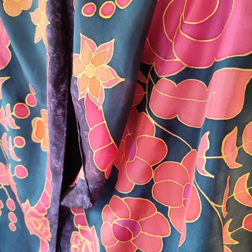 Sötétkék selyemsál pink kalocsai virágokkal