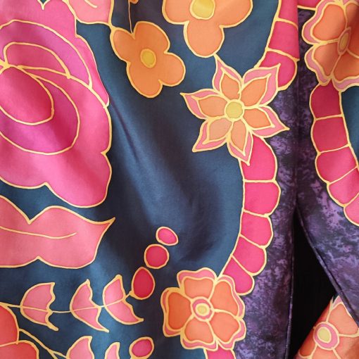 Sötétkék selyemsál pink kalocsai virágokkal