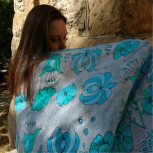 SZÜRKE SELYEMSÁL TÜRKIZ MATYÓ VIRÁGOKKAL