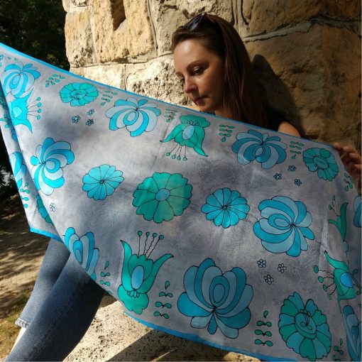 SZÜRKE SELYEMSÁL TÜRKIZ MATYÓ VIRÁGOKKAL