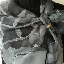 FEKETE SELYEM CHIFON SÁL TULIPÁNOKKAL