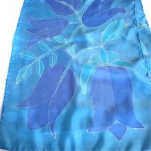 MONOCHROM KÉK SELYEMSÁL TULIPÁNOKKAL