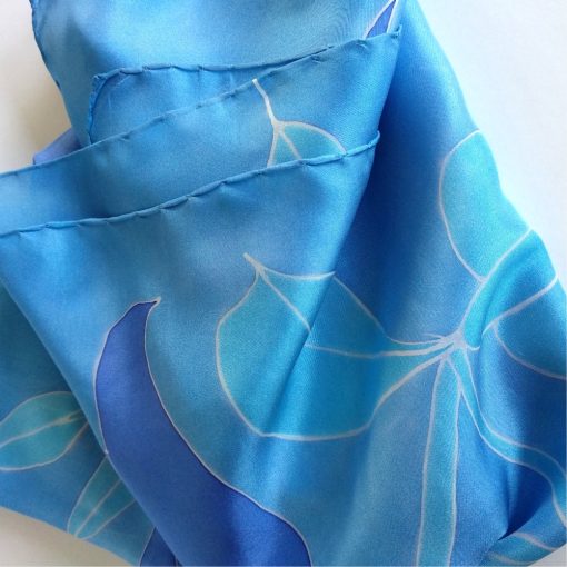 MONOCHROM KÉK SELYEMSÁL TULIPÁNOKKAL