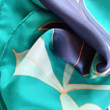 Türkiz selyemsál sötétkék tulipánokkal