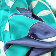 Türkiz selyemsál sötétkék tulipánokkal