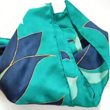 Türkiz selyemsál sötétkék tulipánokkal