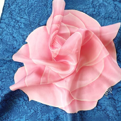 Kék selyemkendő rózsaszín rózsával