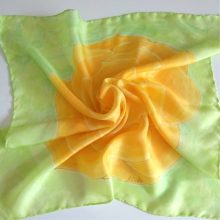 ZÖLD SELYEMKENDŐ SÁRGA RÓZSÁVAL