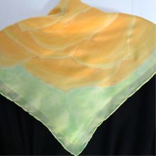 ZÖLD SELYEMKENDŐ SÁRGA RÓZSÁVAL