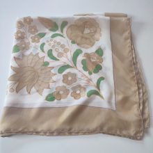 Bézs-zöld kalocsai inspirációjú selyemkendő – kézzel festett, 70x70 cm