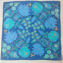 KALOCSAI INSPIRÁCIÓ, mélykék alapon, 55 CM
