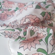 KALOCSAI INSPIRÁCIÓ– kézzel festett hernyóselyem kendő 90x90 cm – Szelíd romantika