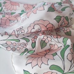   KALOCSAI INSPIRÁCIÓ– kézzel festett hernyóselyem kendő 90x90 cm – Szelíd romantika