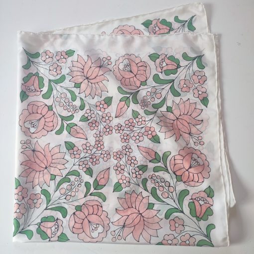 KALOCSAI INSPIRÁCIÓ– kézzel festett hernyóselyem kendő 90x90 cm – Szelíd romantika